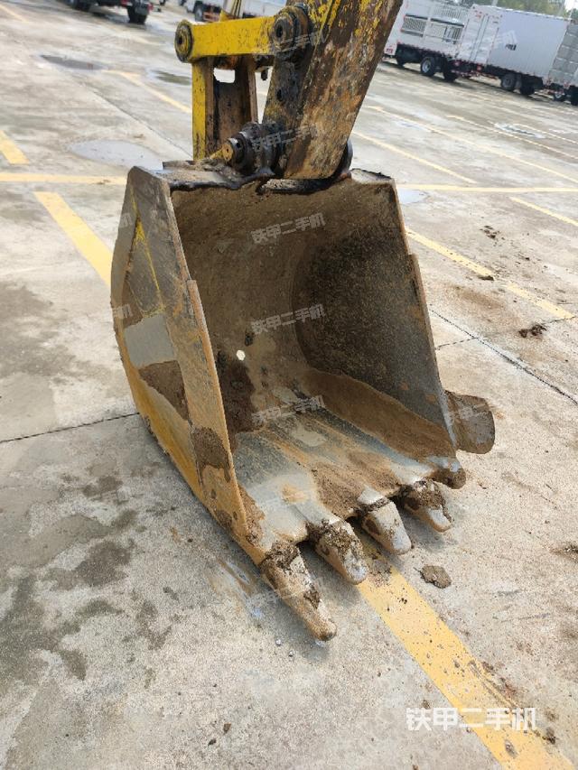 鏟斗右后整體(工作和回轉(zhuǎn)裝置) 鏟斗右后整體(工作和回轉(zhuǎn)裝置)