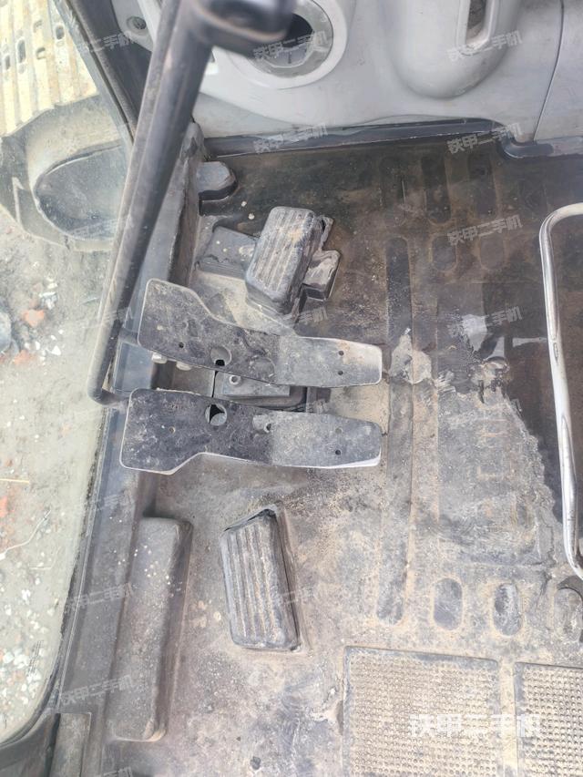 行走控制手柄和踏板?俯拍（駕駛室部分）