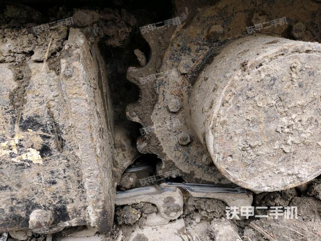 左驅(qū)動輪（行走機構(gòu)）