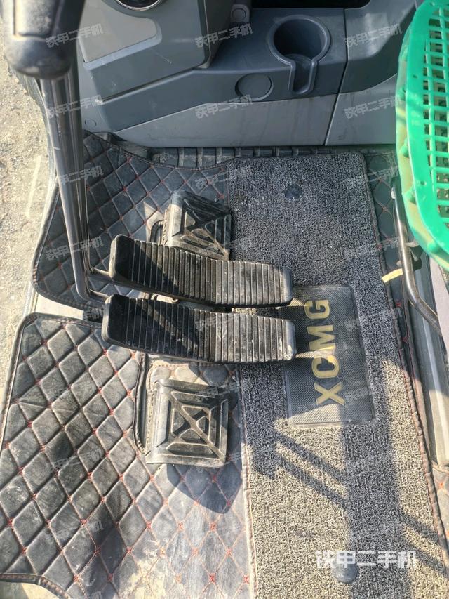 行走控制手柄和踏板?俯拍(駕駛室部分) 行走控制手柄和踏板?俯拍(駕駛室部分)