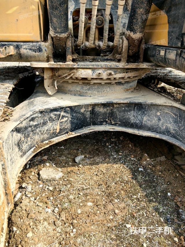 轉(zhuǎn)盤和下車架正前（工作和回轉(zhuǎn)裝置）