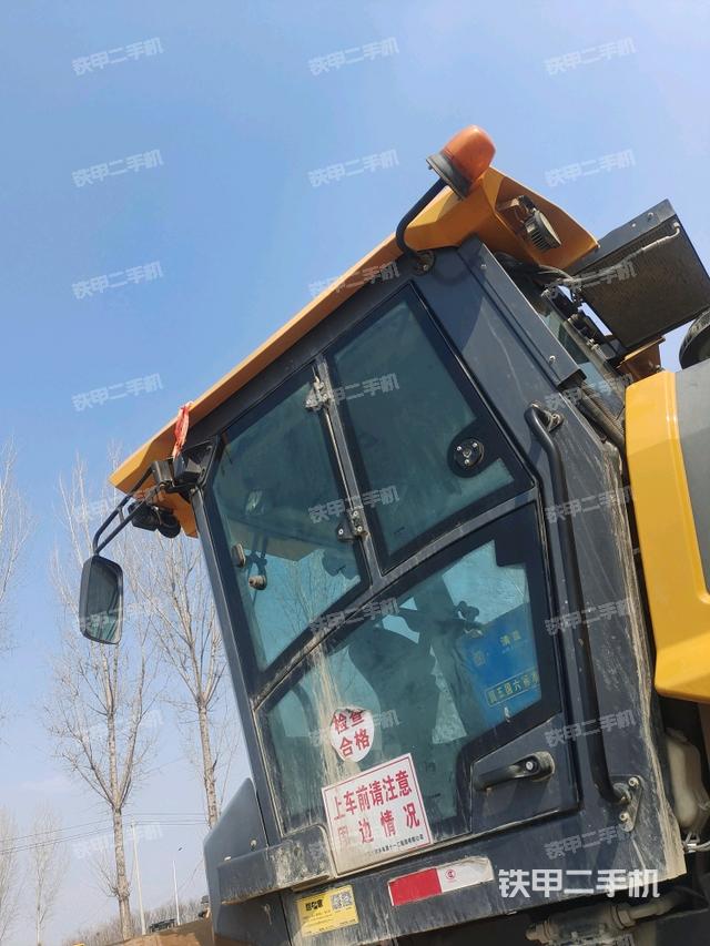 左側(cè)正面照（壓路機(jī)駕駛室）