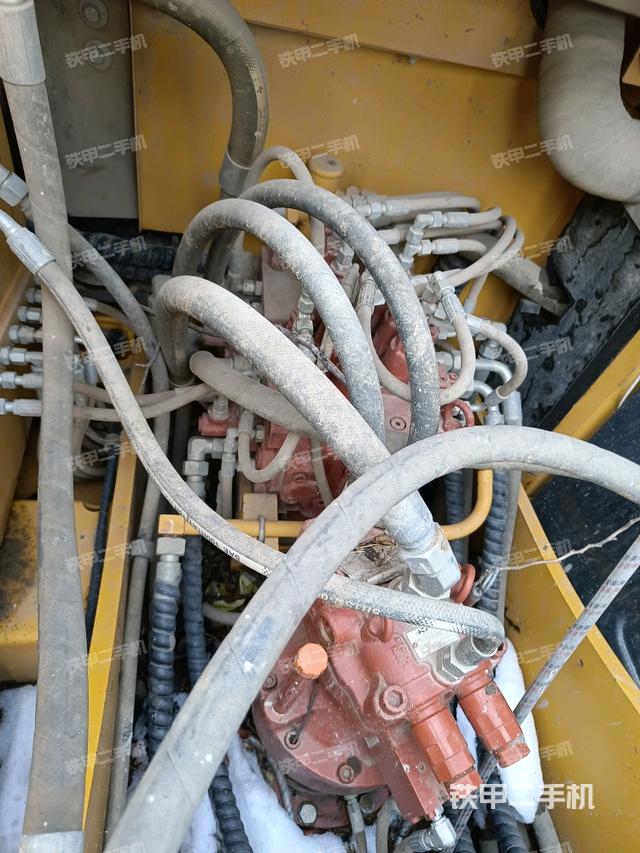 回轉(zhuǎn)馬達(dá)和主控閥（整機(jī)外觀）