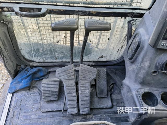 行走控制手柄和踏板?俯拍（駕駛室部分）