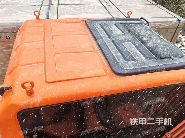 駕駛室頂部(整機(jī)外觀) 駕駛室頂部(整機(jī)外觀)