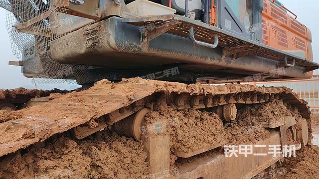 單側(cè)履帶整體(整機外觀) 單側(cè)履帶整體(整機外觀)