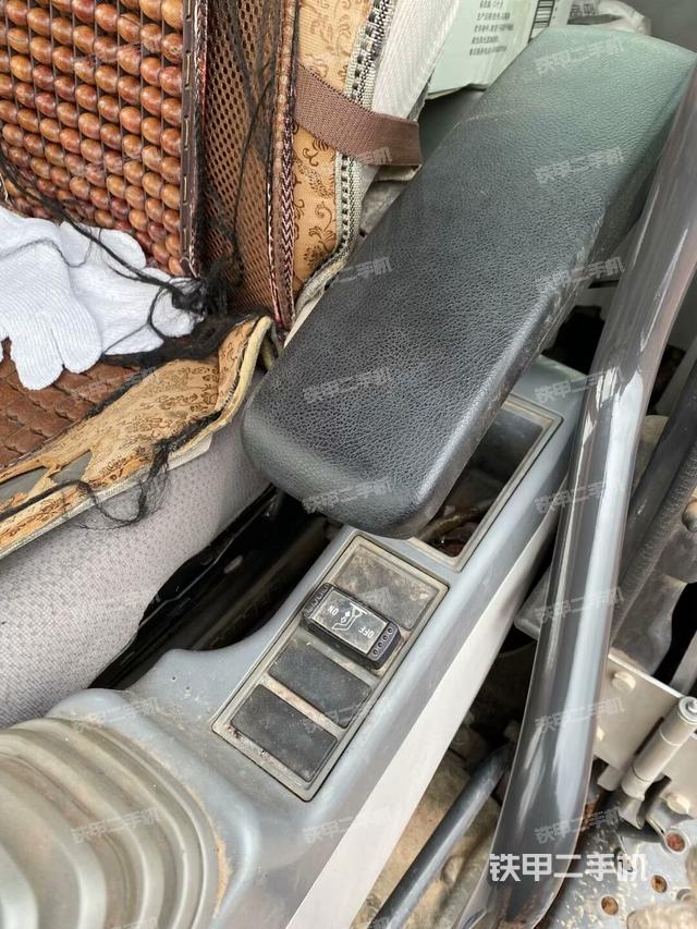 行走控制手柄和踏板?俯拍（駕駛室部分）
