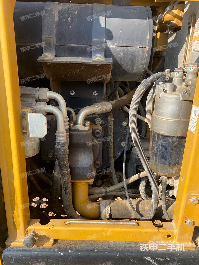 液壓泵艙室正面整體（整機外觀）