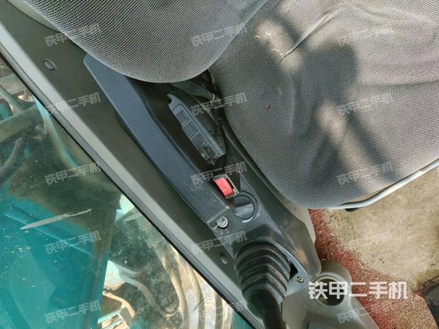 座椅右側(cè)控制臺/鑰匙門/油門/含右手柄（駕駛室部分）