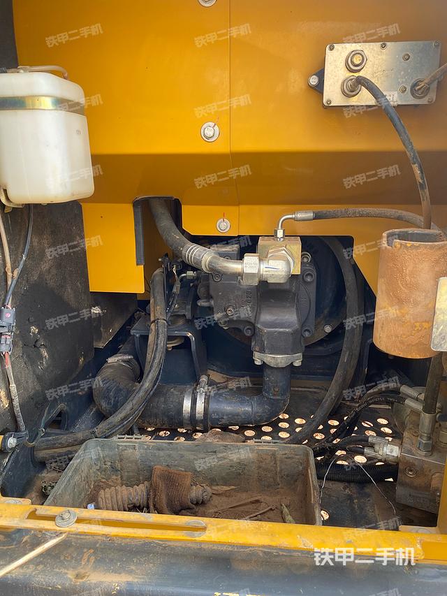 液压泵舱室正面整体（整机外观）