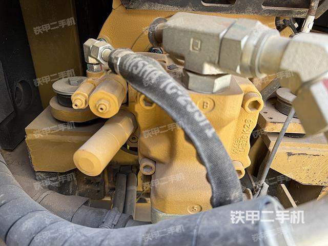 回转马达和主控阀（整机外观）