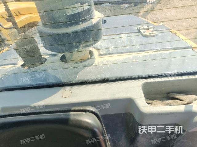 操作臺全景（壓路機(jī)駕駛室）
