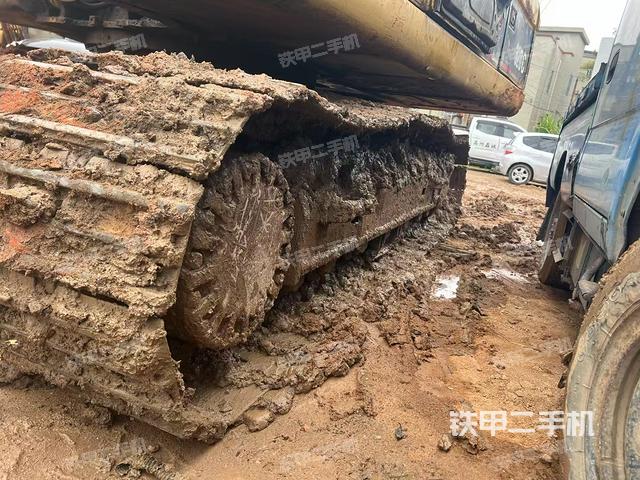 單側(cè)履帶整體(整機(jī)外觀) 單側(cè)履帶整體(整機(jī)外觀)