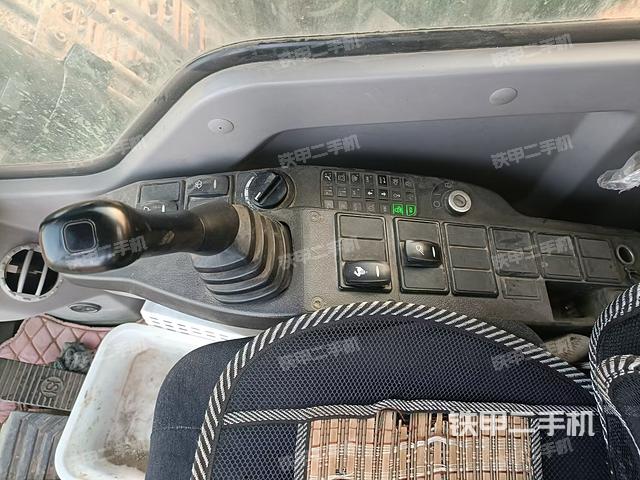 座椅右側(cè)控制臺/鑰匙門/油門/含右手柄(駕駛室部分) 座椅右側(cè)控制臺/鑰匙門/油門/含右手柄(駕駛室部分)