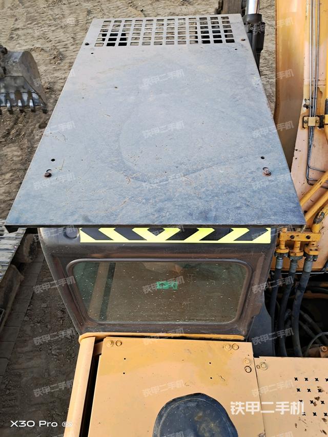 駕駛室頂部(整機(jī)外觀) 駕駛室頂部(整機(jī)外觀)