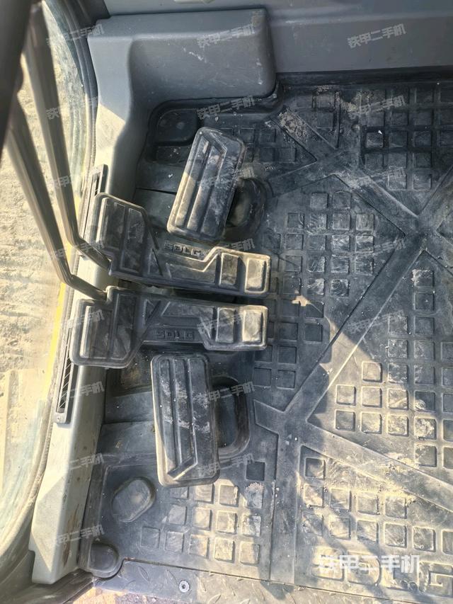 行走控制手柄和踏板?俯拍（駕駛室部分）