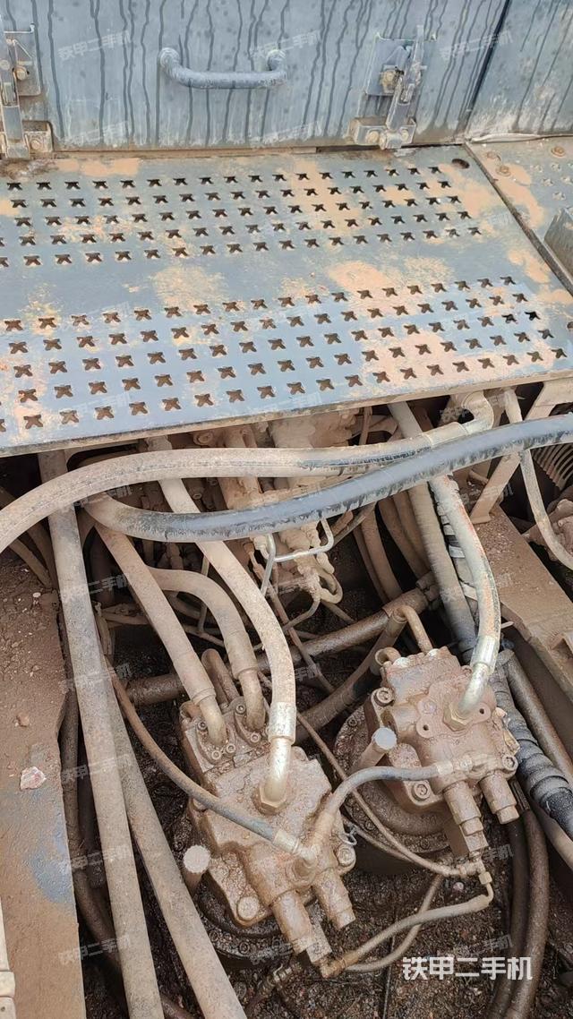 回轉(zhuǎn)馬達和主控閥(整機外觀) 回轉(zhuǎn)馬達和主控閥(整機外觀)