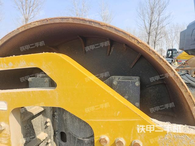 前輪右側(cè)減震塊連接及部件（壓路機(jī)前后車架）