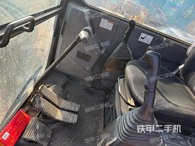 回转马达和主控阀（整机外观）