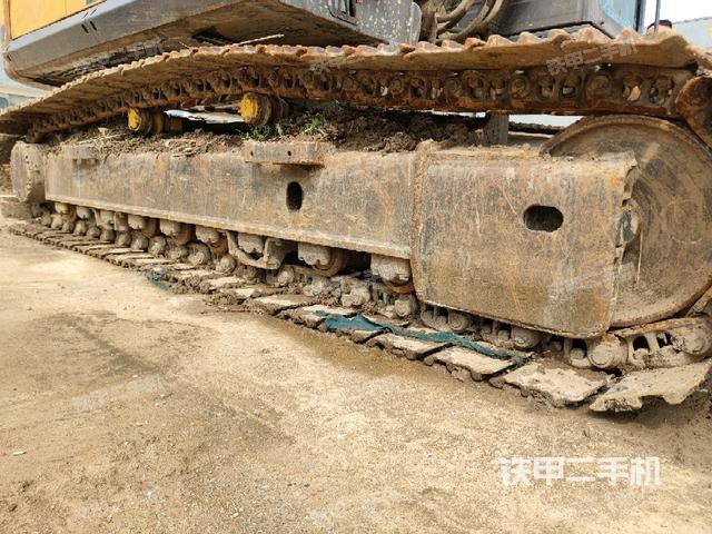 右侧履带整体(行走机构) 右侧履带整体(行走机构)