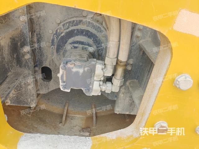 后輪左側(cè)全景（壓路機(jī)前后車架）