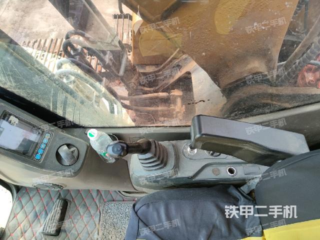 座椅右侧控制台/钥匙门/油门/含右手柄(驾驶室部分) 座椅右侧控制台/钥匙门/油门/含右手柄(驾驶室部分)