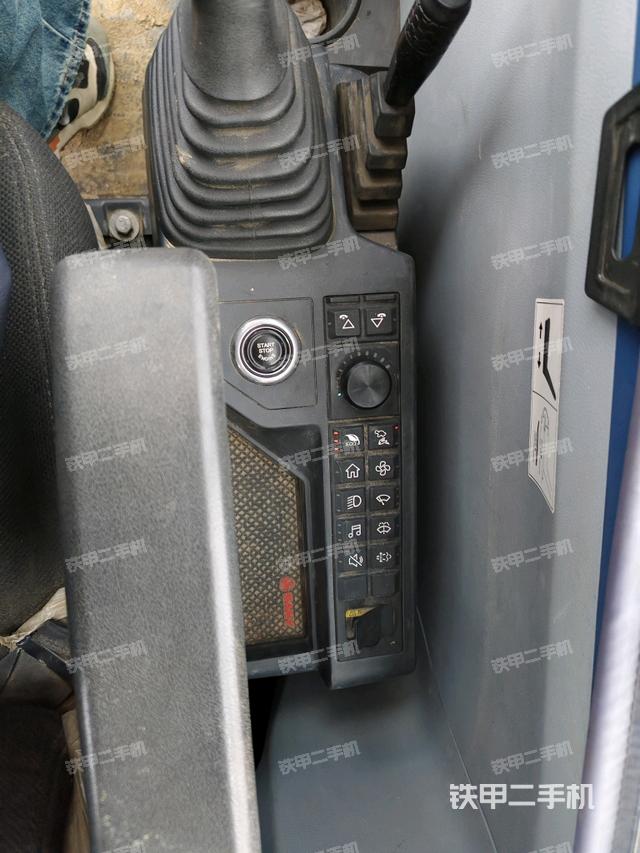 座椅右側(cè)控制臺/鑰匙門/油門/含右手柄（駕駛室部分）