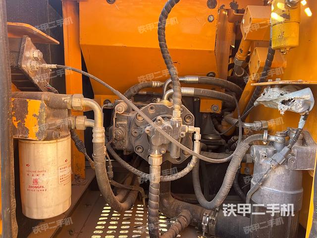 液壓泵艙室正面整體（整機(jī)外觀(guān)）