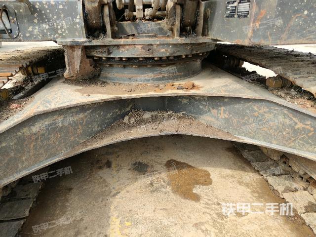 转盘和下车架正前(工作和回转装置) 转盘和下车架正前(工作和回转装置)