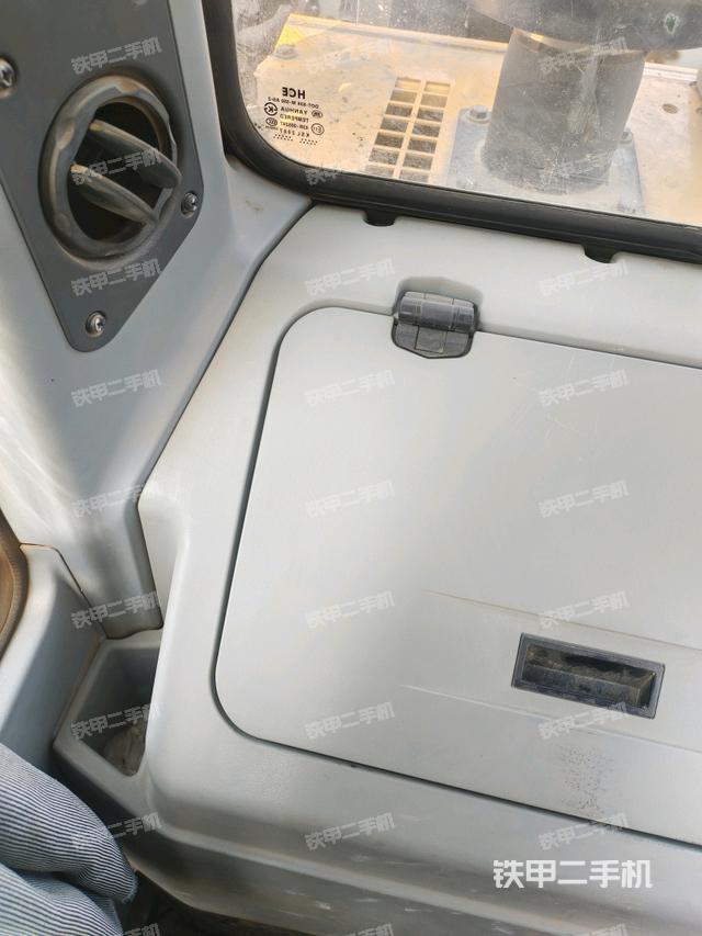 后窗玻璃角標（駕駛室部分）