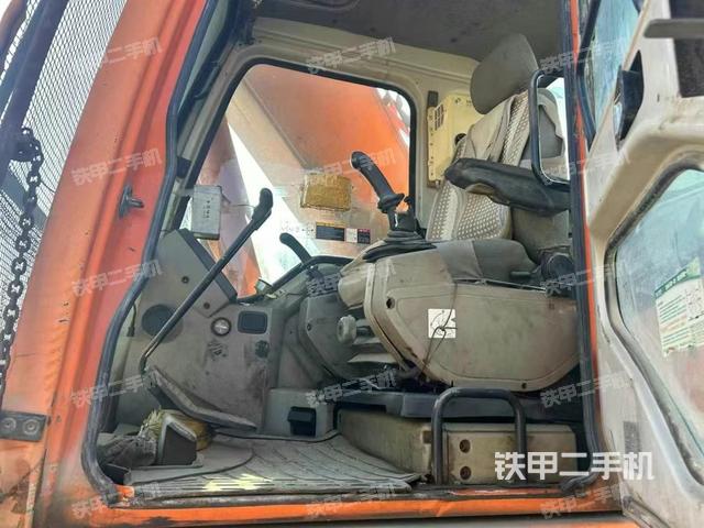 駕駛室整體(整機(jī)外觀) 駕駛室整體(整機(jī)外觀)