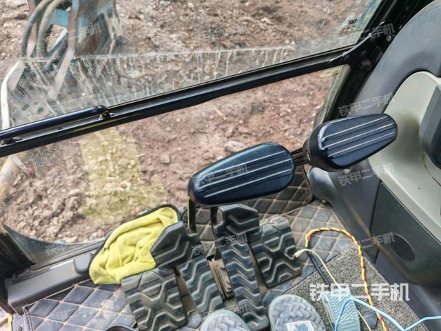 行走控制手柄和踏板 俯拍（驾驶室部分）