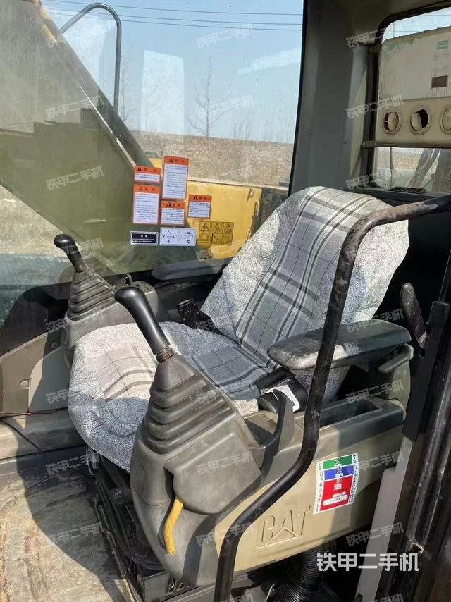 駕駛室整體(整機(jī)外觀) 駕駛室整體(整機(jī)外觀)