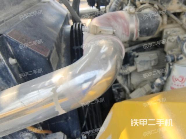 發(fā)動(dòng)機(jī)左側(cè)全景（壓路機(jī)發(fā)動(dòng)機(jī)艙）