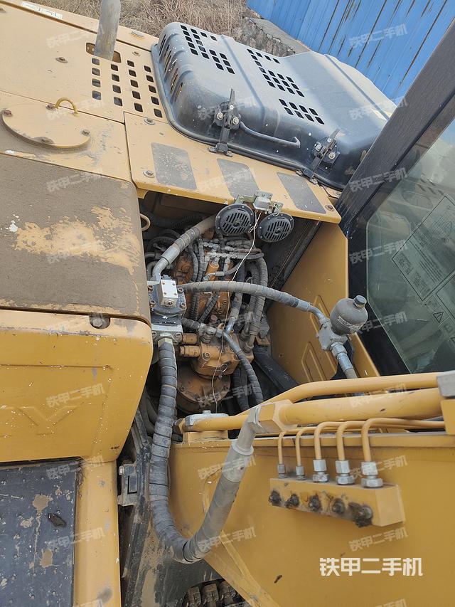 液压泵舱室正面整体（整机外观）