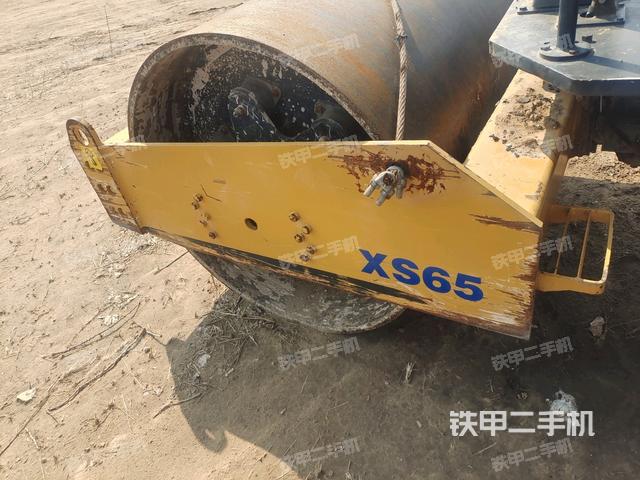 前輪右側(cè)減震塊連接及部件(壓路機(jī)前后車架) 前輪右側(cè)減震塊連接及部件(壓路機(jī)前后車架)