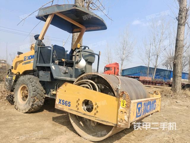 右前45°(壓路機(jī)整機(jī)外觀) 右前45°(壓路機(jī)整機(jī)外觀)