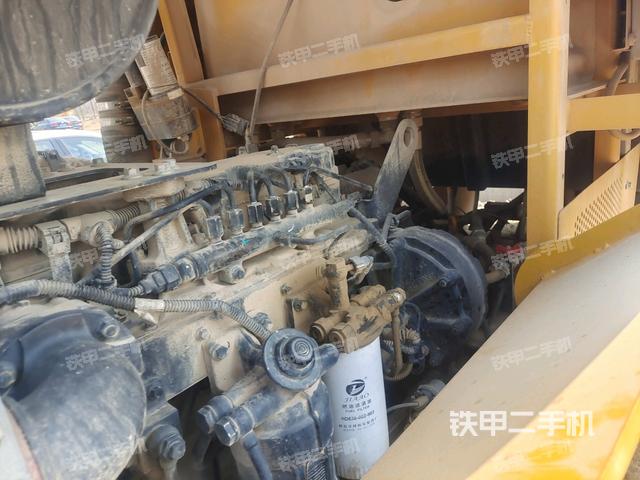 發(fā)動機(jī)右側(cè)全景（壓路機(jī)發(fā)動機(jī)艙）