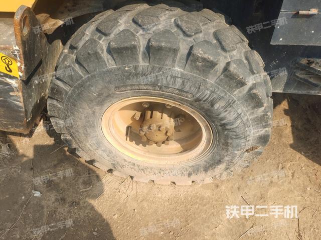 后輪右側(cè)全景(壓路機(jī)前后車架) 后輪右側(cè)全景(壓路機(jī)前后車架)
