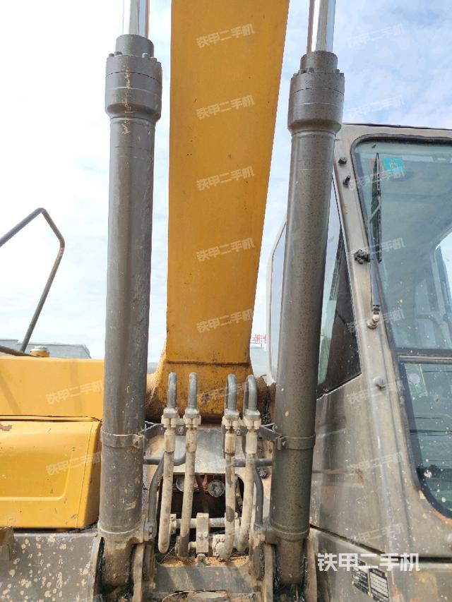 大臂油缸整体 竖拍(工作和回转装置) 大臂油缸整体 竖拍(工作和回转装置)