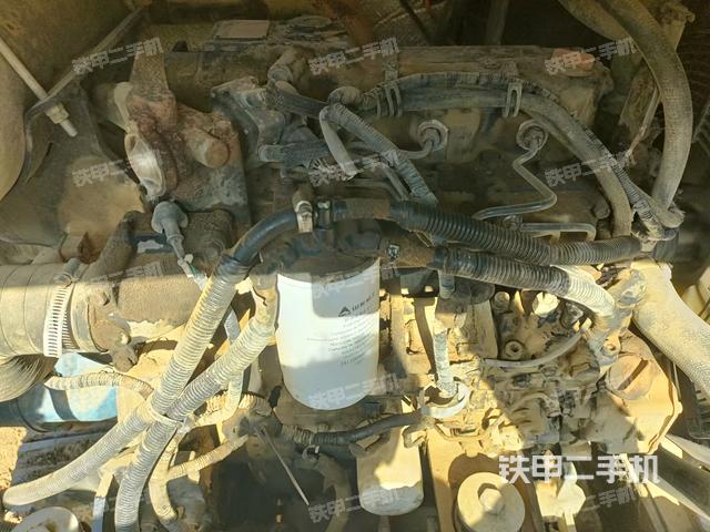 回轉馬達和主控閥(整機外觀) 回轉馬達和主控閥(整機外觀)
