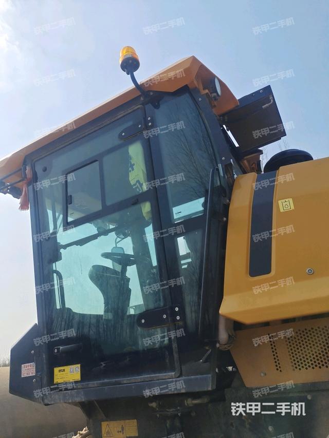 前輪右側(cè)減震塊連接及部件（壓路機(jī)前后車架）