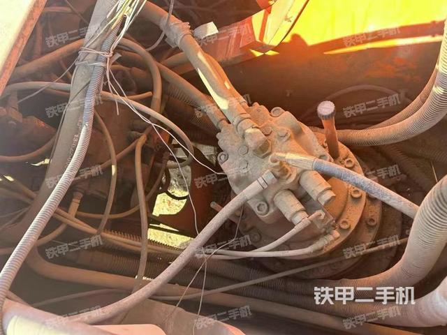 回轉(zhuǎn)馬達(dá)和主控閥(整機(jī)外觀) 回轉(zhuǎn)馬達(dá)和主控閥(整機(jī)外觀)