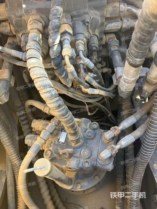 回轉(zhuǎn)馬達和主控閥(整機外觀) 回轉(zhuǎn)馬達和主控閥(整機外觀)