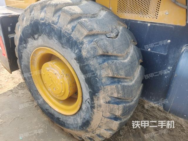 前輪左側(cè)減震塊連接及部件（壓路機(jī)前后車架）