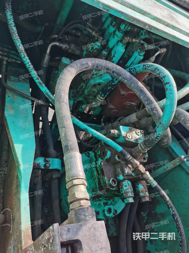 回轉(zhuǎn)馬達(dá)和主控閥(整機(jī)外觀) 回轉(zhuǎn)馬達(dá)和主控閥(整機(jī)外觀)