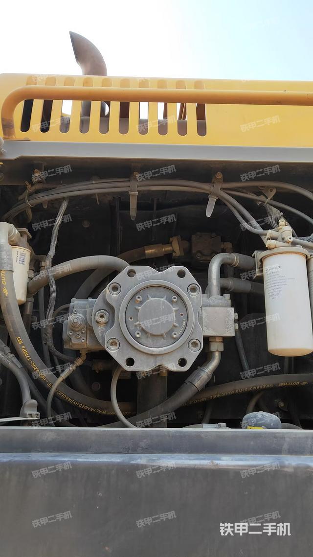 液壓泵艙室正面整體(整機(jī)外觀) 液壓泵艙室正面整體(整機(jī)外觀)