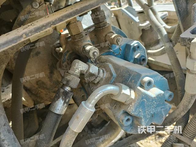 液壓泵艙室正面整體(整機外觀) 液壓泵艙室正面整體(整機外觀)