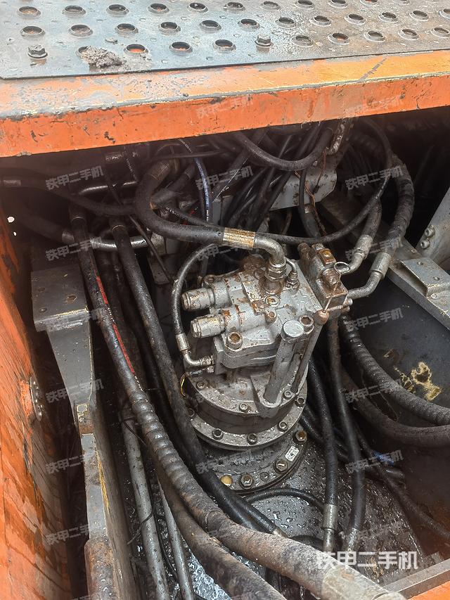 回转马达和主控阀（整机外观）