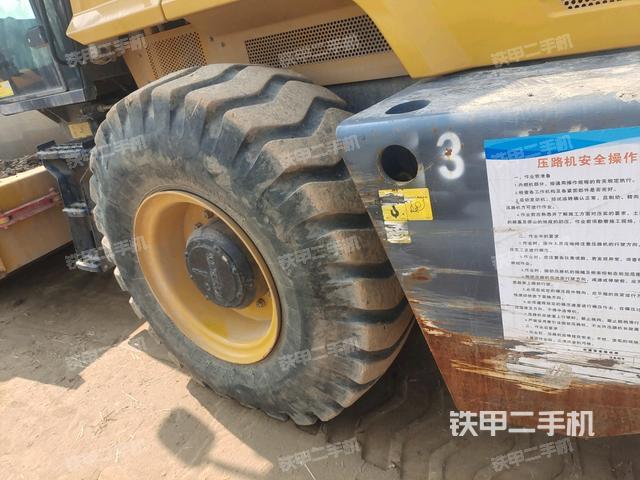 前輪左側(cè)減震塊連接及部件（壓路機(jī)前后車架）